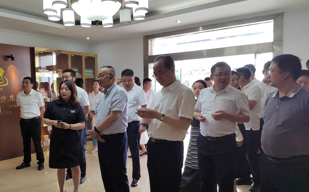 阿壩州政協(xié)副主席、阿壩縣委書記馮崢勇一行赴四川逢春參觀調(diào)研